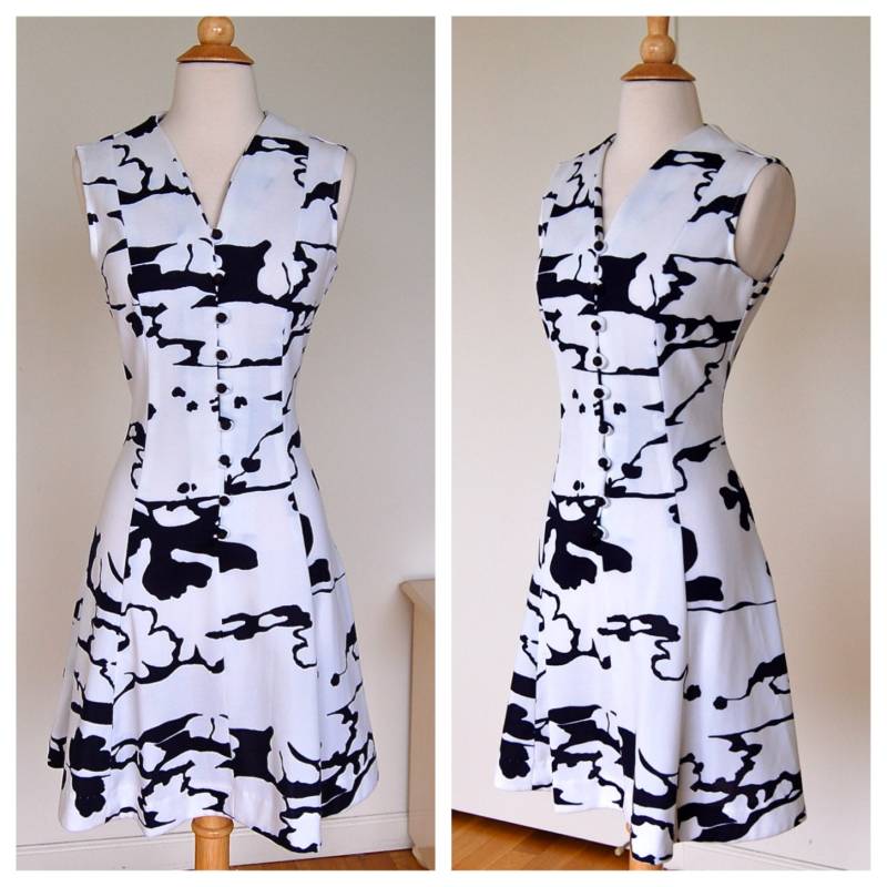 Vintage Fit Und Flair Button Up Weiß Marine Blau Ink Print V-Ausschnitt Kleid 1960Er 1970Er Jahre Größe S von VintageRiteCo