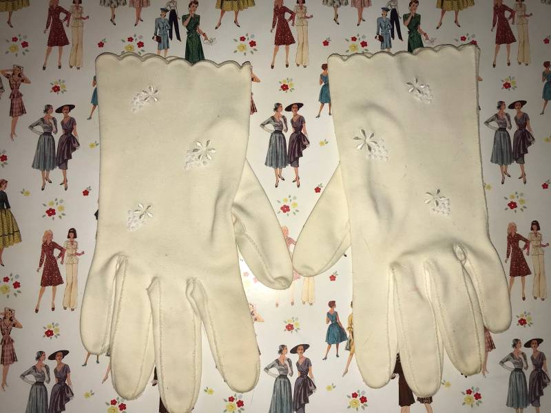 50's Weiße Handschuhe Mit Geknoteten Trauben von VintageRiverCity