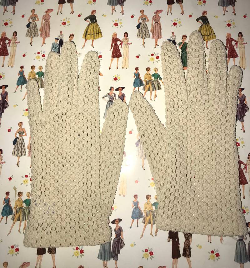 Vintage 60Er Jahre Beigefarbene Nylon Autohandschuhe Mit Knotenverschluss/Einheitsgröße Von Fownes von VintageRiverCity