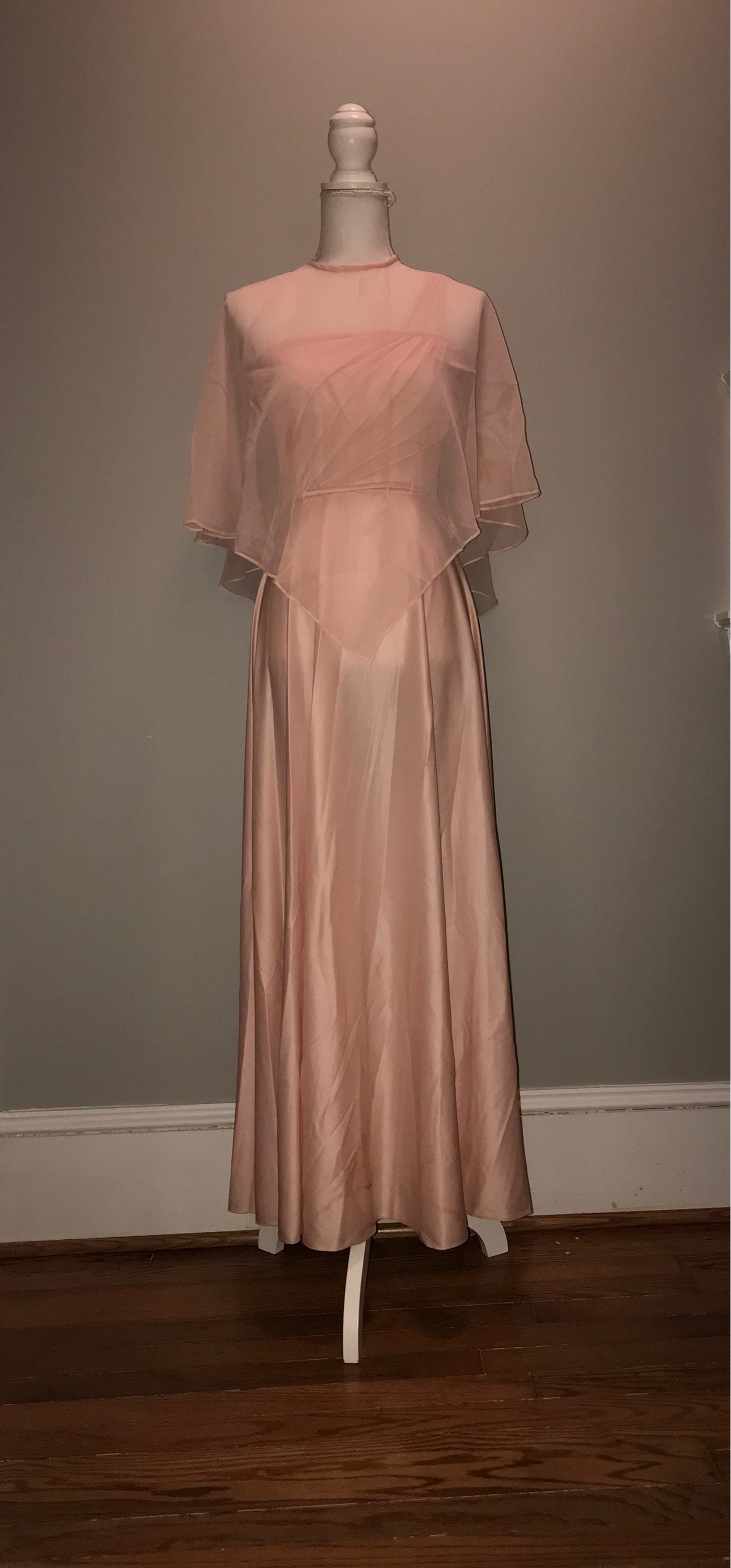 Vintage 70's Pinkes Kleid Mit Sheer Overlay/Cape/Größe 7/8 By Creations Of Aria von VintageRiverCity