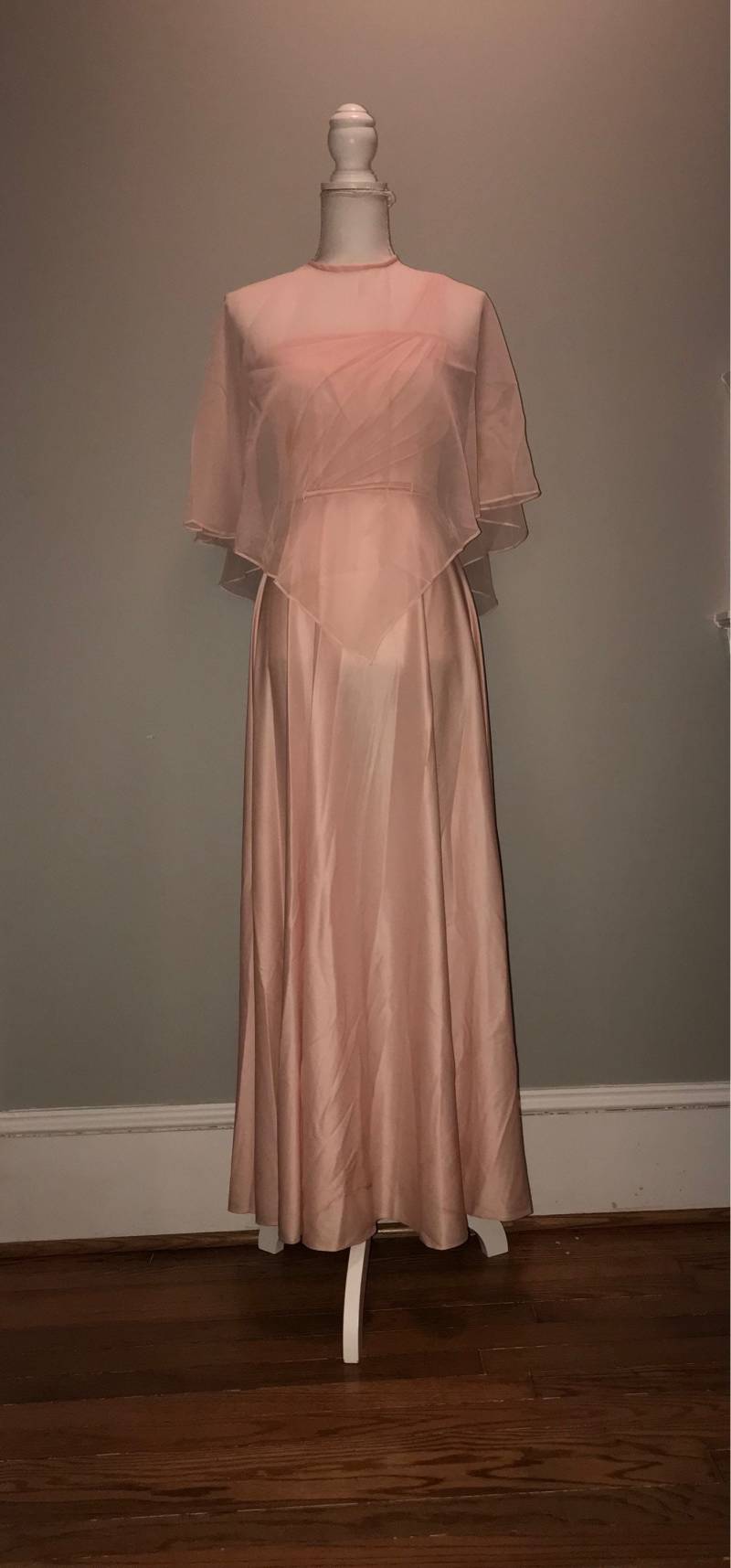 Vintage 70's Pinkes Kleid Mit Sheer Overlay/Cape/Größe 7/8 By Creations Of Aria von VintageRiverCity