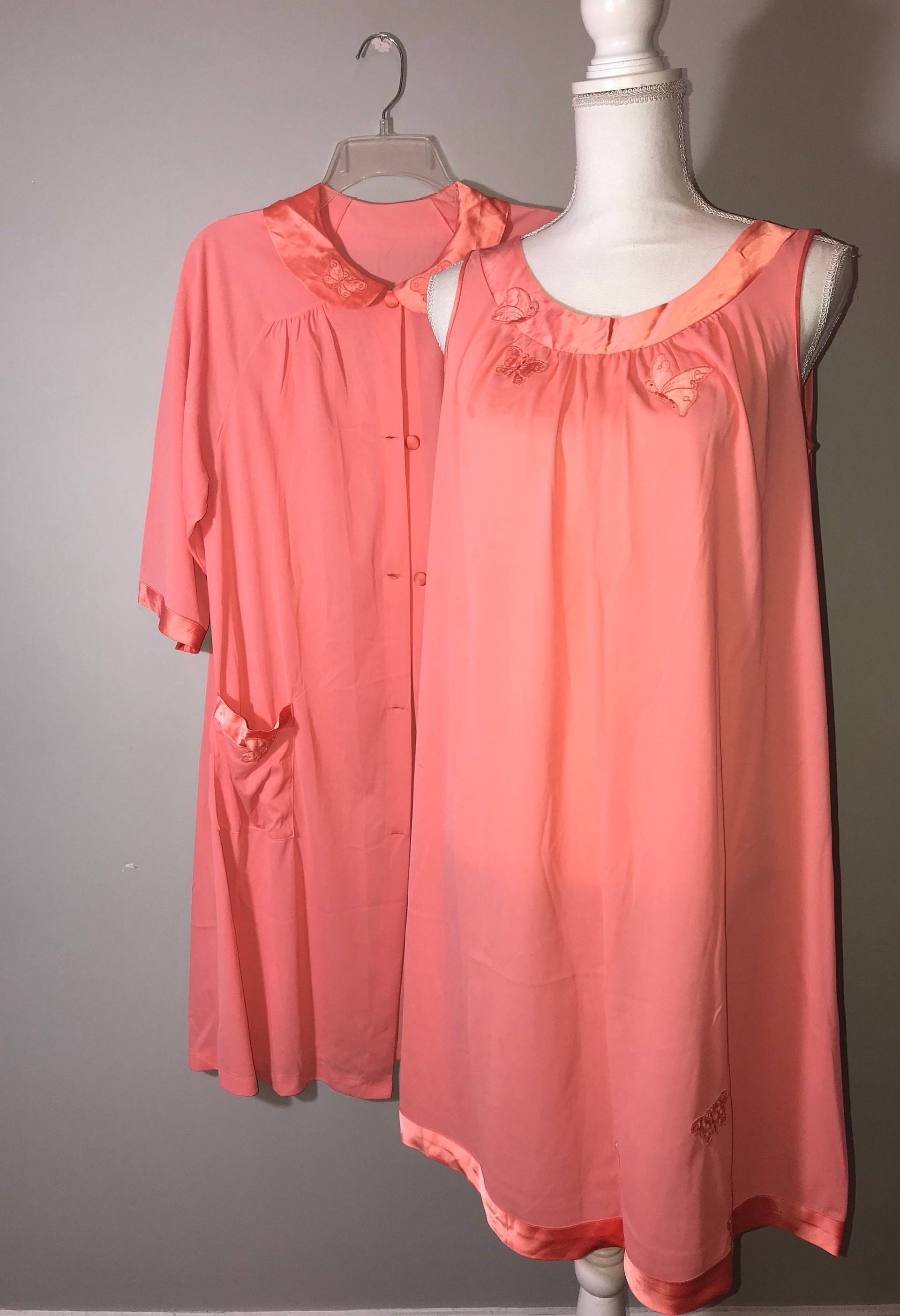 Vtg 60's Pink Butterfly Babydoll Nachthemd Und Jacke Im Set/Größe Small Von Vanity Fair von VintageRiverCity