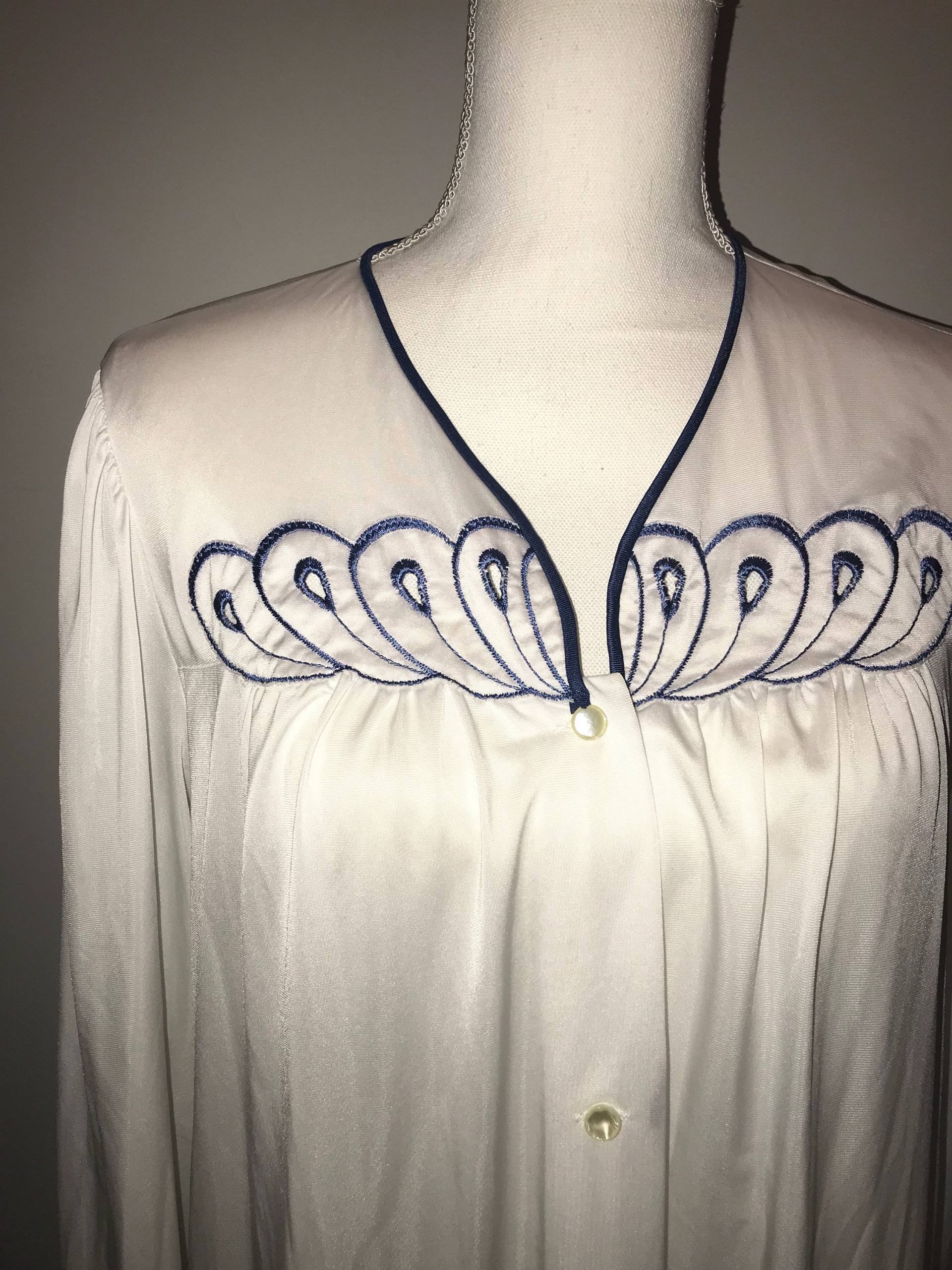 Vtg 70's Nylon Robe in Weiß Mit Blauer Spitze/Größe Medium By Shadowline von VintageRiverCity