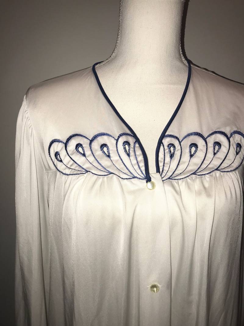 Vtg 70's Nylon Robe in Weiß Mit Blauer Spitze/Größe Medium By Shadowline von VintageRiverCity
