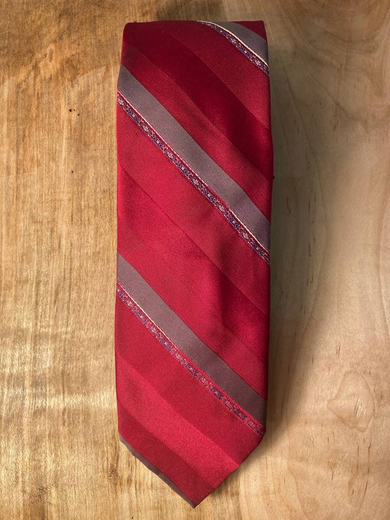 Vtg 70's Rot Gestreifte Krawatte Aus Polyester/Seide/Von Lilly Dache von VintageRiverCity