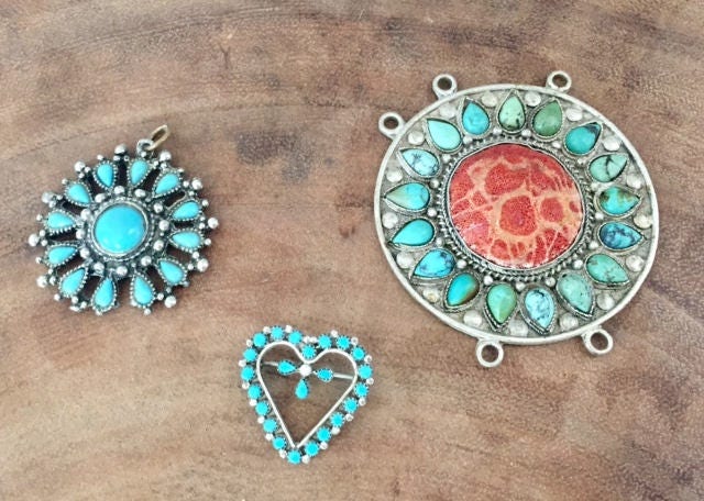 Drei Stück Vintage Anstecknadeln Und Anhänger Drei Stück Vintage Anstecknadeln Und Anhänger von VintageRiverview