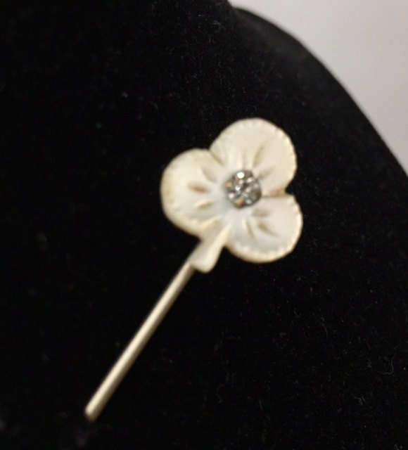 Sale-Vintage Perlmutt & Strass Kleeblatt Stick Pin Sale-Vintage Perlmutt & Strass Kleeblatt Stick Pin von VintageRiverview
