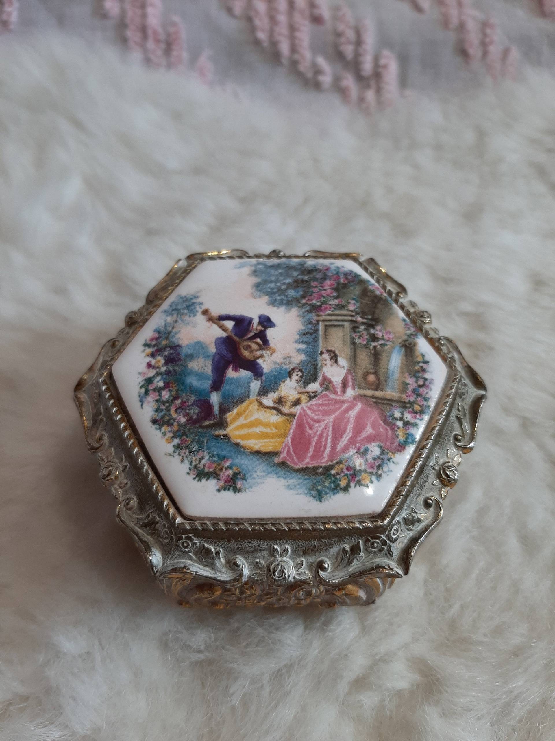 Vintage Victorian Revival Porzellan Bild Gold Ton Hexagon Trinket Box/Schmuckschatulle Made in Japan von VintageRomanticCo