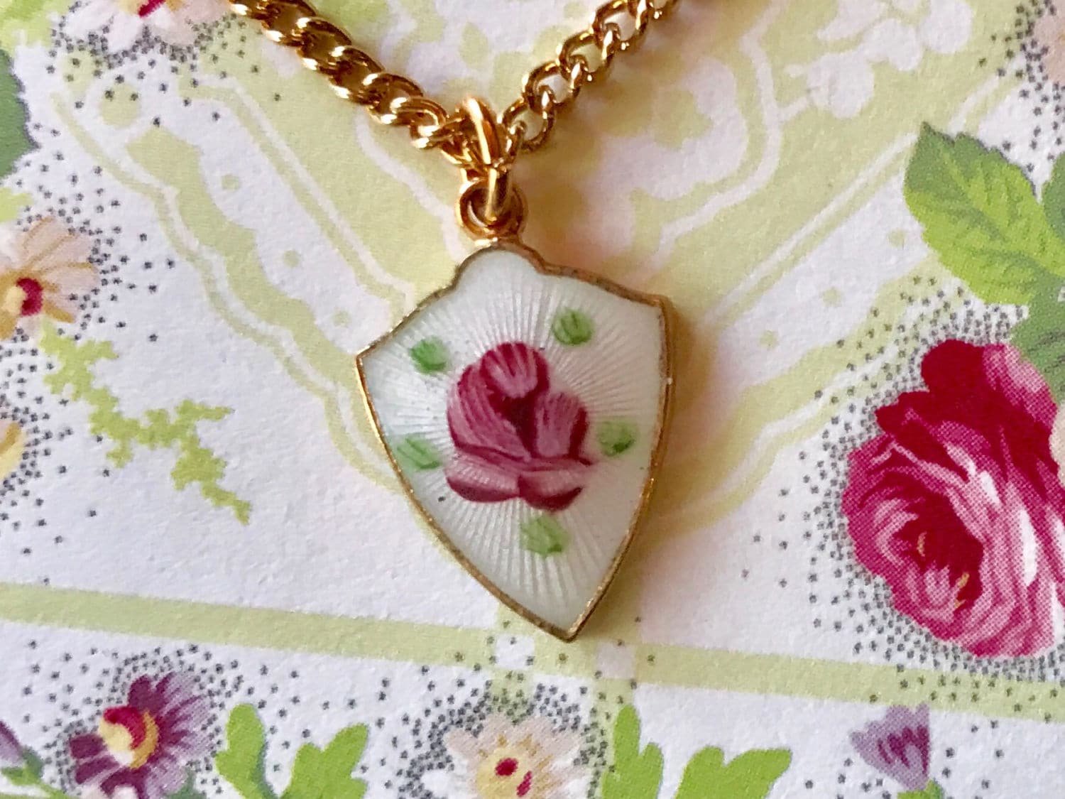 Schild Des Glaubens Halskette, Guilloche Vintage Sonntag Schule Geschenk, Emaille Rose Kleines Mädchen #1451 von VintageRoseFindings