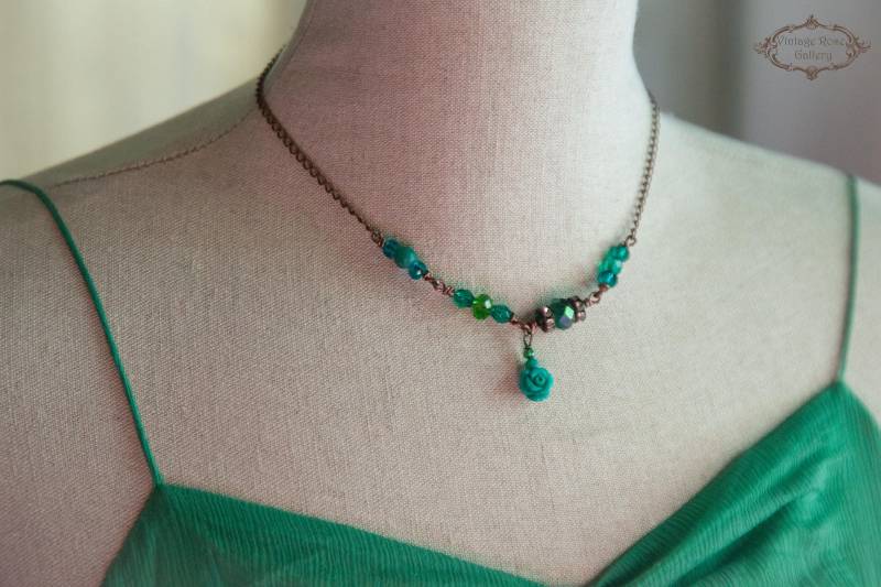 Smaragdgrüne Kristallhalskette Vintage Style Rose Charm von VintageRoseGallery