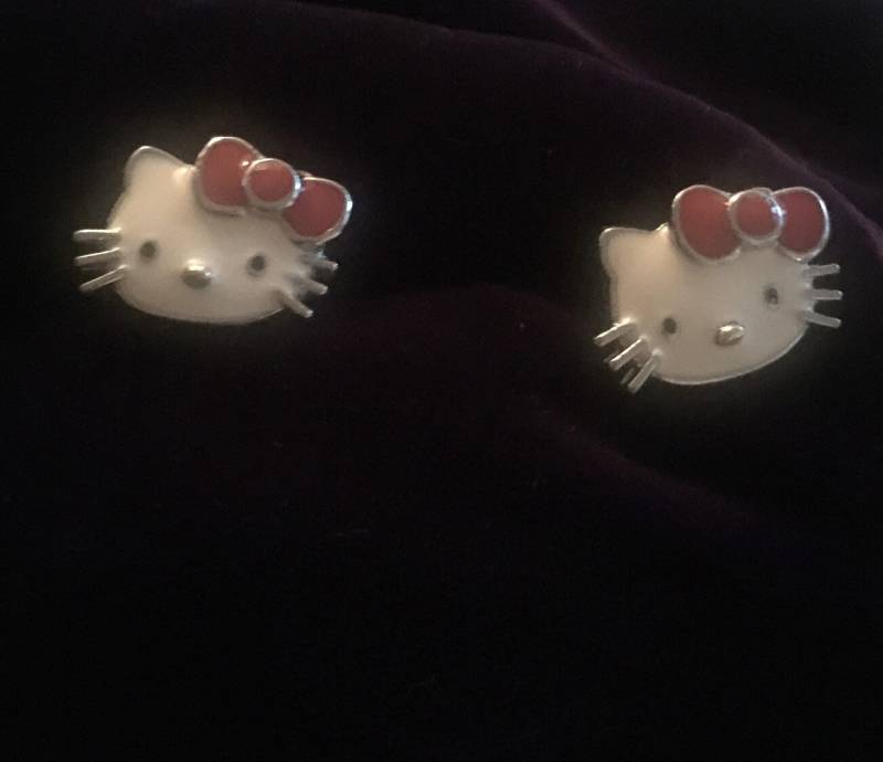 Emaille-Kitty-Ohrringe. Entzückend Mit Wunderschöner Roter Schleife Emaille-Kitty-Ohrringe. Entzückend Mit Wunderschöner Roter Schleife von VintageRoseRox