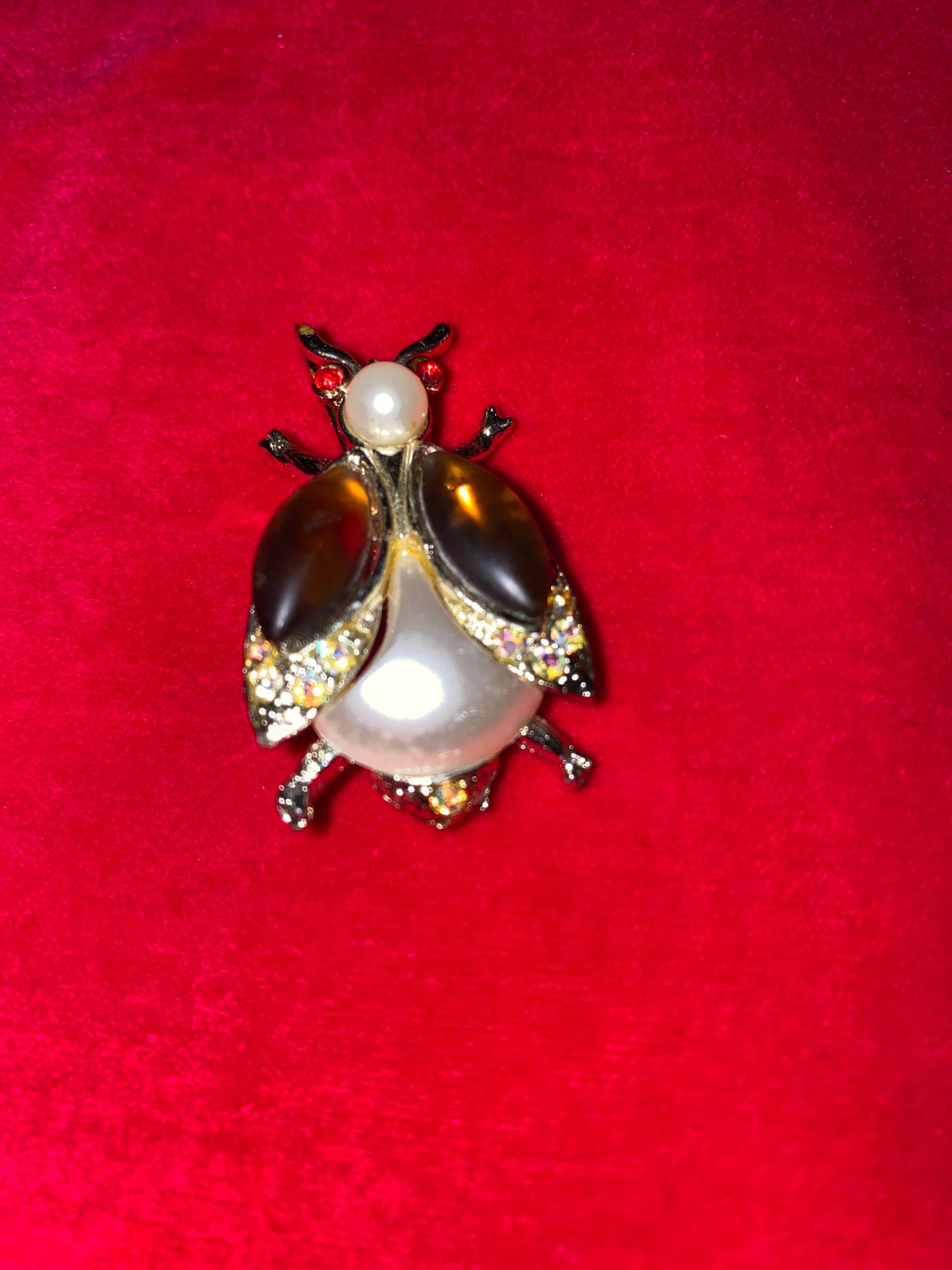 Marienkäfer Brosche Mit Perlen Und Mehreren Verschiedenen Strasssteinen Kristallen. Statement Stück Pin Marienkäfer Brosche Mit Perlen Und Mehreren Verschiedenen Strasssteinen Kristallen. Statement Stück Pin von VintageRoseRox