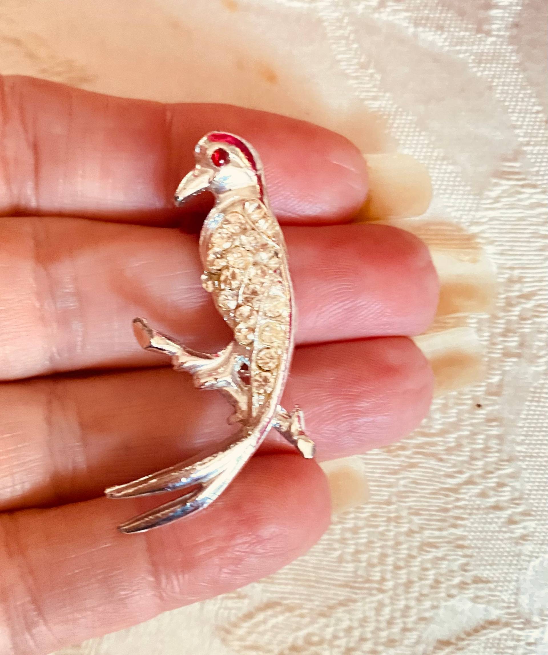 Vintage Brosche Vergoldet Papagei Mit Kristallroten Augen Und Emaille Streifen Auf Dem Kopf Statement Schmuck Pin von VintageRoseRox