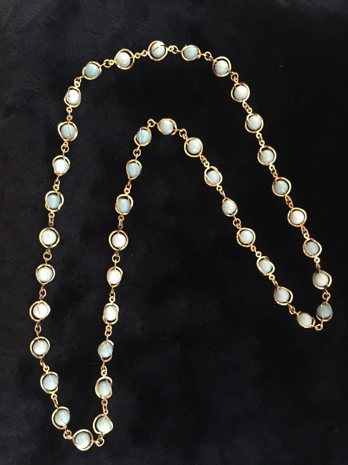 Vintage Handgemachte Halskette Perlen Schmuck Hellblau Innen Eines Goldfarbenen Käfigs.mode Statement, Hypoallergenes Material von VintageRoseRox
