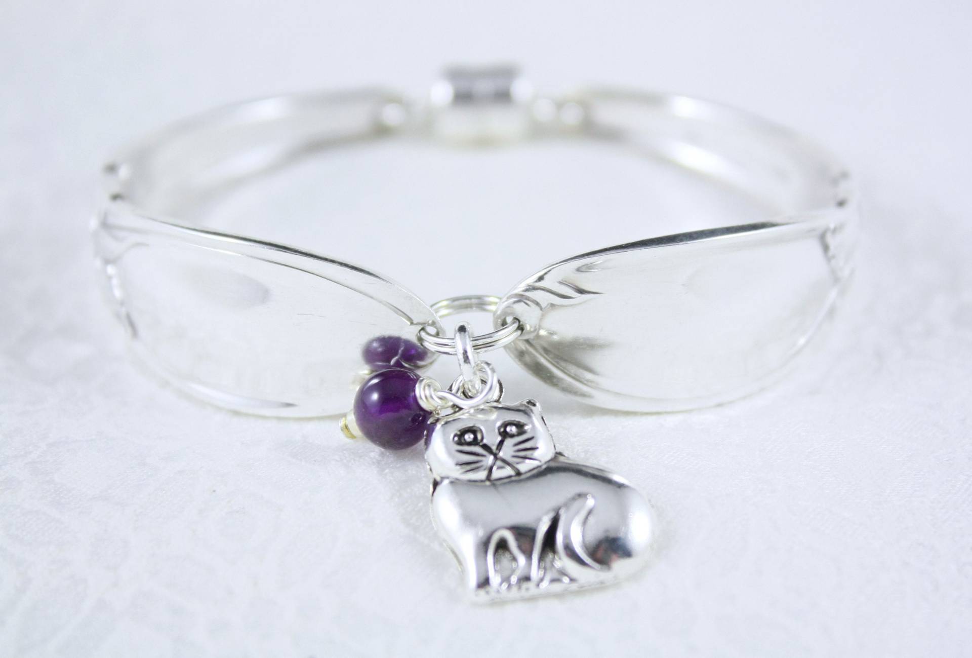 Löffel Armband. Vintage Armband Mit Katzen Charm. Amethyst Edelstein. Silberschmuck. Weißes Orchideenmuster Um 1953. Muttertag von VintageRosebyTanya