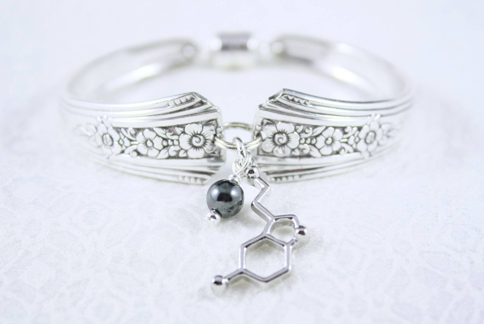 Löffel Armband. Vintage Armband Mit Serotonin Molekül Charm. Tafelsilber Schmuck. Glücksmuster Um 1939 von VintageRosebyTanya