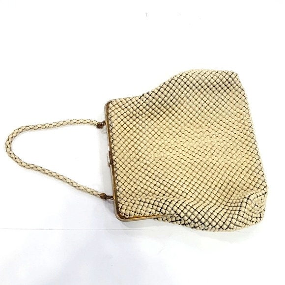 Weißer Geldbeutel Aus Metall in Hellbeige Von White von VintageRunsDeep