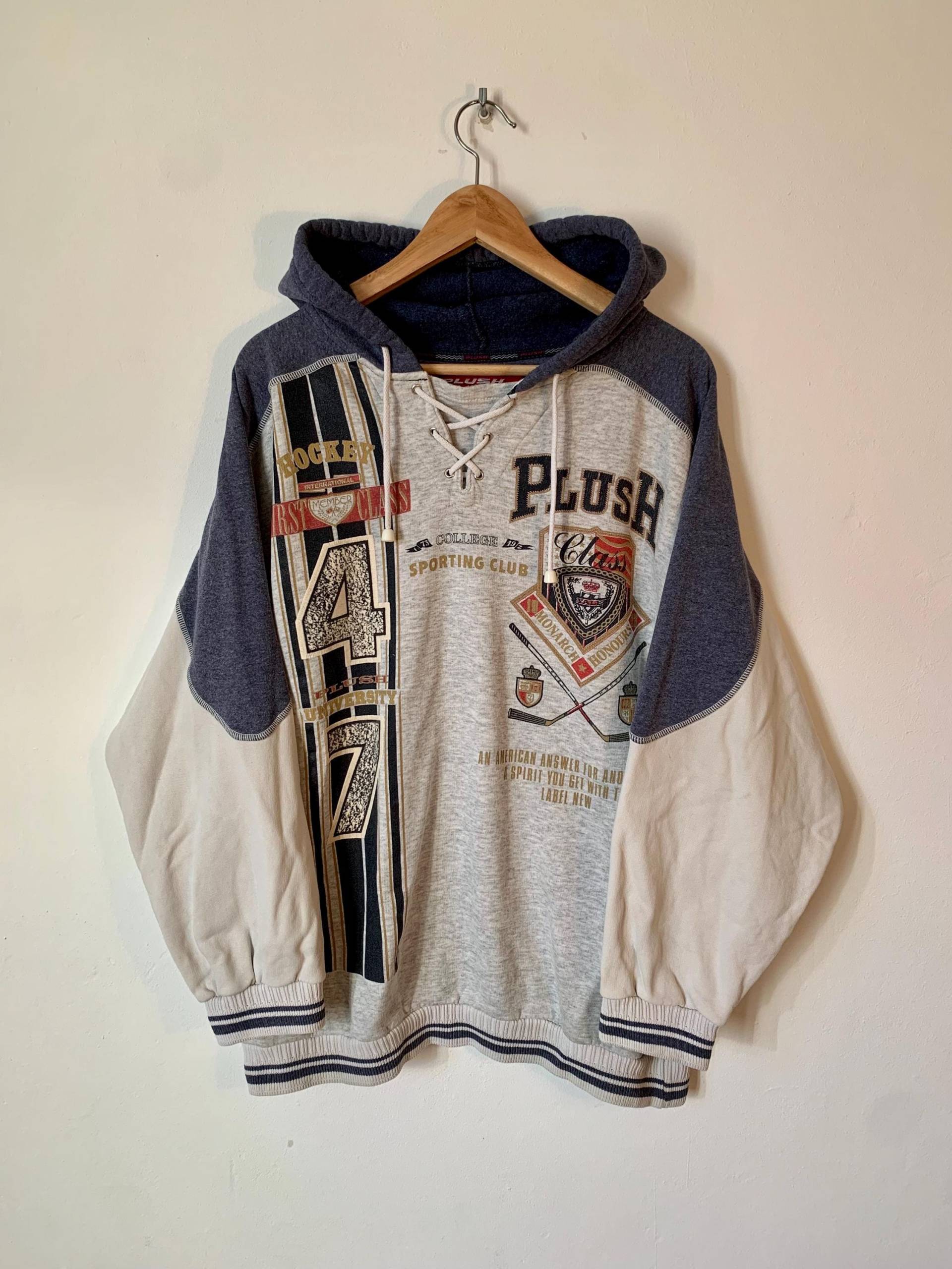 Sport Hoodie Size Xl Mit Retro Print Im Y2K Style Sport Hoodie Size Xl Mit Retro Print Im Y2K Style von VintageSalimba