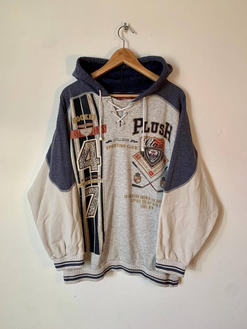 Sport Hoodie Size Xl Mit Retro Print Im Y2K Style Sport Hoodie Size Xl Mit Retro Print Im Y2K Style von VintageSalimba