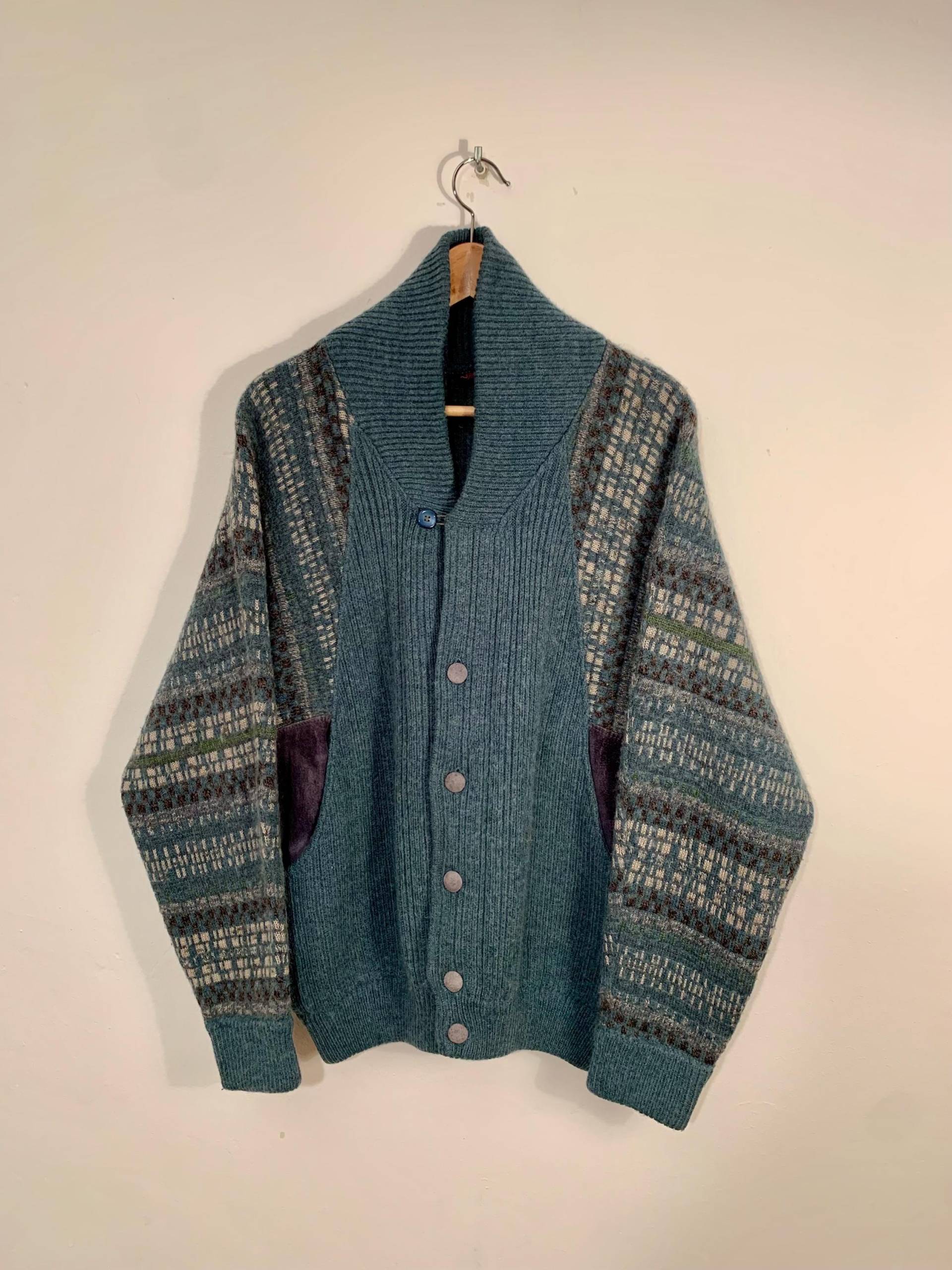 Strickjacke Mit Blau Weiß Grünem Strickmuster Knöpfen Und Leder Größe L Strickjacke Mit Blau Weiß Grünem Strickmuster Knöpfen Und Leder Größe L von VintageSalimba