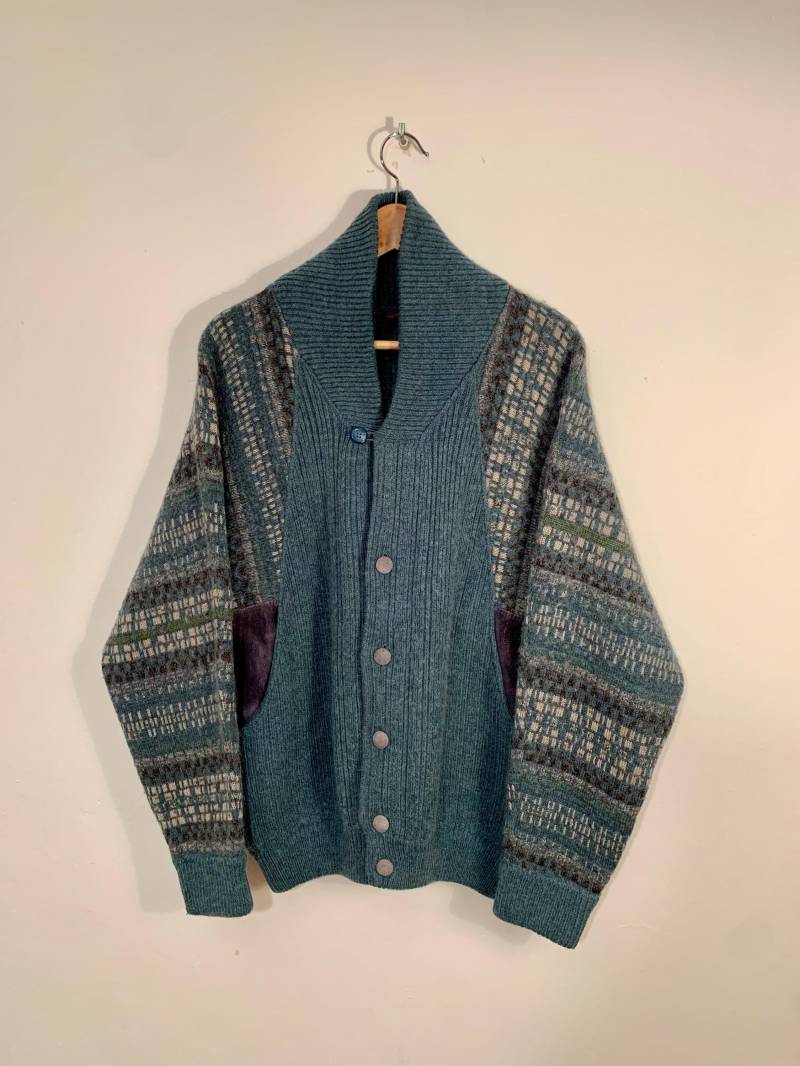 Strickjacke Mit Blau Weiß Grünem Strickmuster Knöpfen Und Leder Größe L Strickjacke Mit Blau Weiß Grünem Strickmuster Knöpfen Und Leder Größe L von VintageSalimba