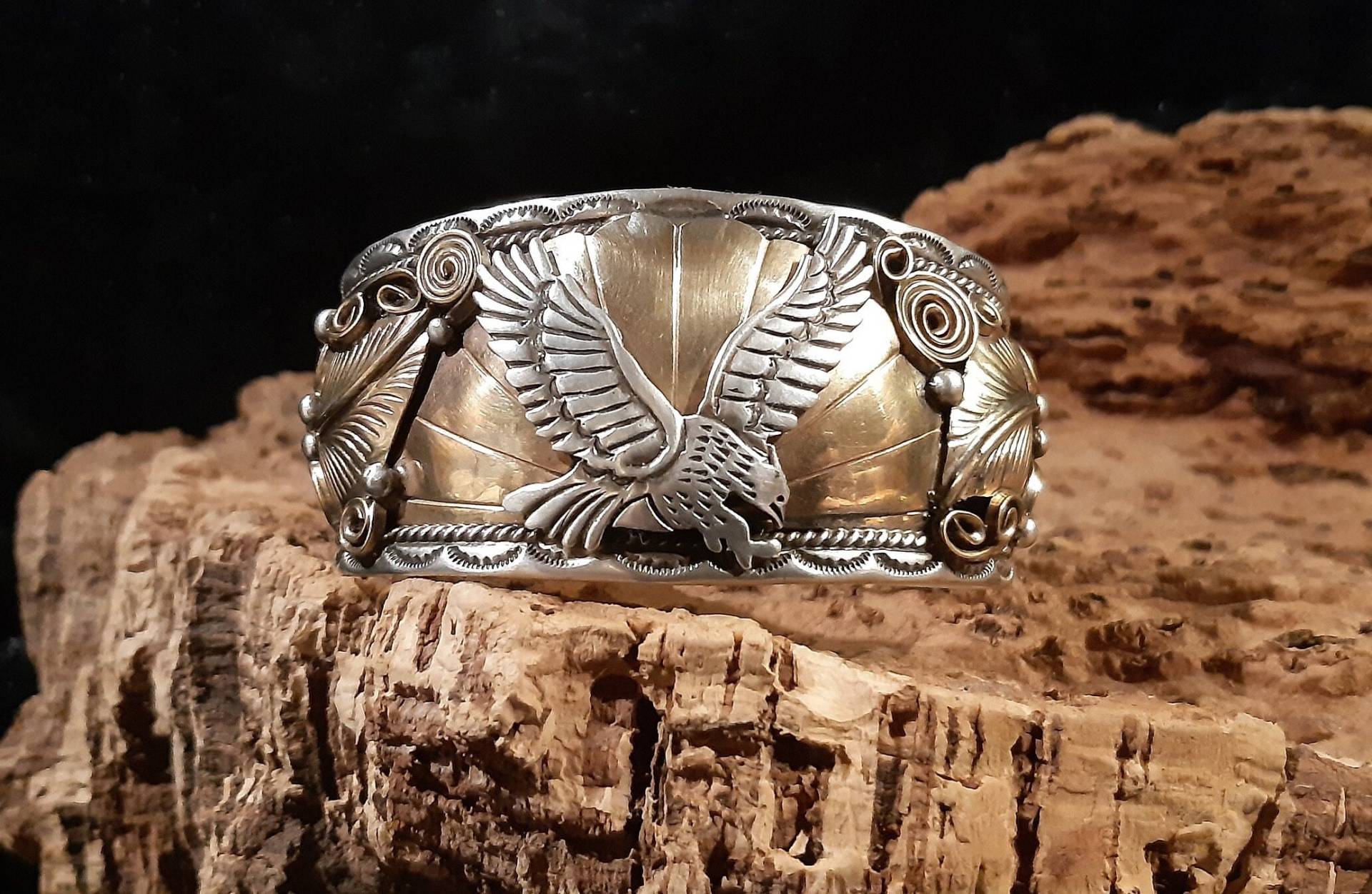 Old Pawn Armreif Navaho Fliegender Adler, Eagle, Aufgehende Sonne, Allan Chee, 925Er Sterling, Teilweise Vergoldet Old Pawn Armreif Navaho Fliegender Adler, Eagle, Aufgehende Sonne, Allan Chee, 925Er Sterling, Teilweise Vergoldet von VintageSchmuckKunst