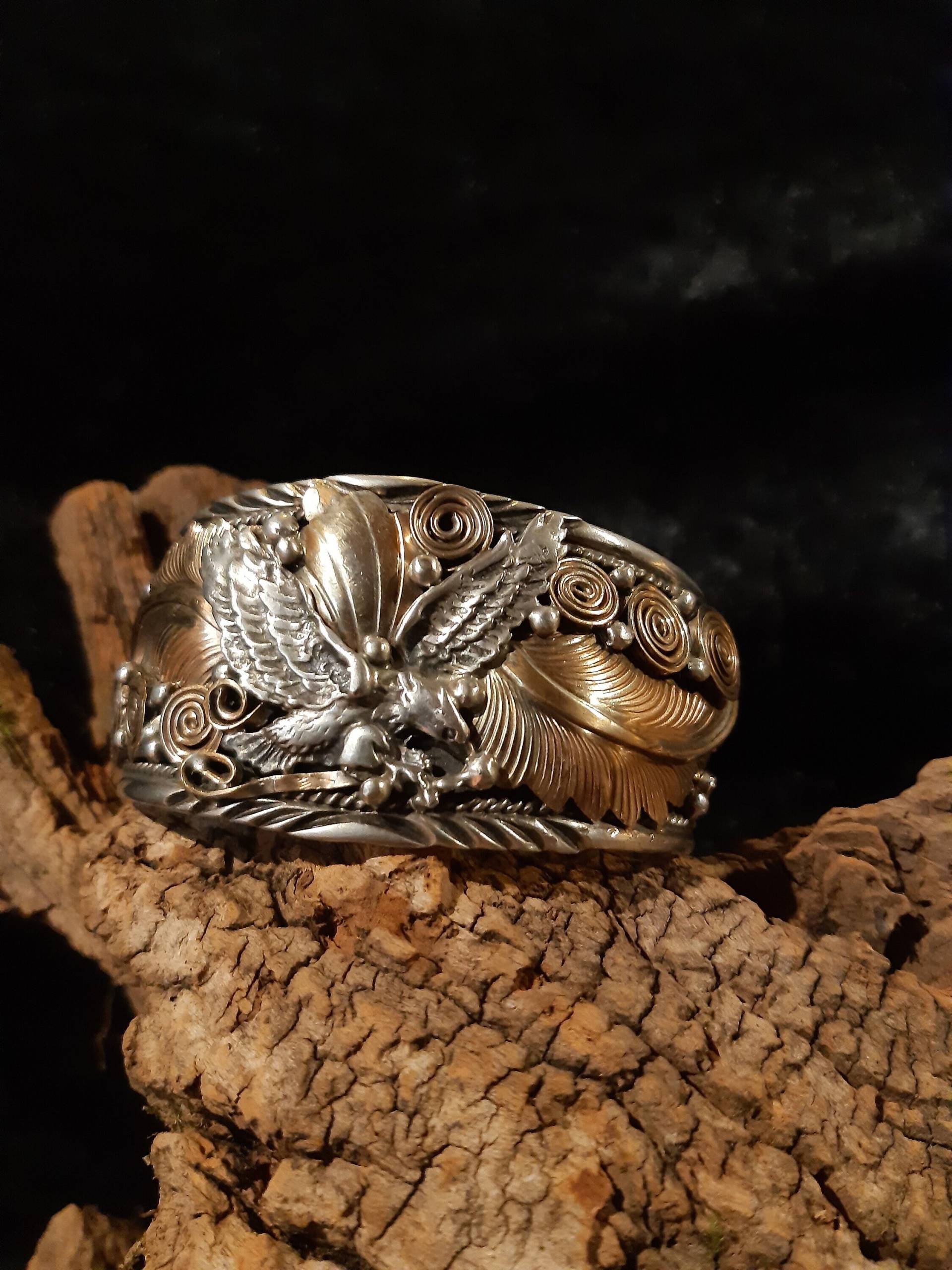 Prächtige Armspange, Navaho, 925Er Sterlingsilber Teilvergoldet, Fliegender Adler, Landing Eagle, Signiert Allan Chee Prächtige Armspange, Navaho, 925Er Sterlingsilber Teilvergoldet, Fliegender Adler, Landing Eagle, Signiert Allan Chee von VintageSchmuckKunst