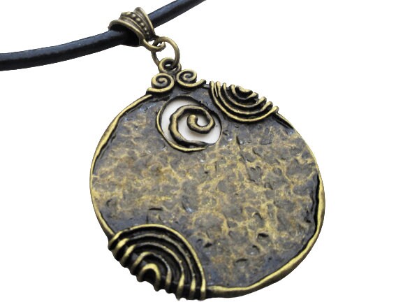 Lederband Statement Halskette Mit Rundem Anhänger - Schwarz Bronze Leder Kurze Collier Für Damen Kette Rund Boho Kurz Lederband Statement Halskette Mit Rundem Anhänger - Schwarz Bronze Leder Kurze Collier Für Damen Kette Rund Boho Kurz von VintageSchmuckstube