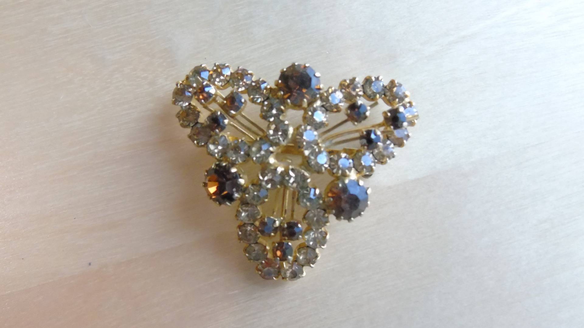 Brosche, 50Er Jahre Vintage, Goldtone Metal Mount Mit Clear Paste Und Faux Garnet Stones Brosche, 50Er Jahre Vintage, Goldtone Metal Mount Mit Clear Paste Und Faux Garnet Stones von VintageShabbylicious