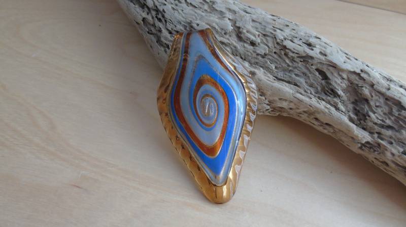 Glas-Anhänger, Diamantförmige Halskette, Blau & Bronze Verwirbelt Zentrum Mit Einem Twist Von Gold von VintageShabbylicious