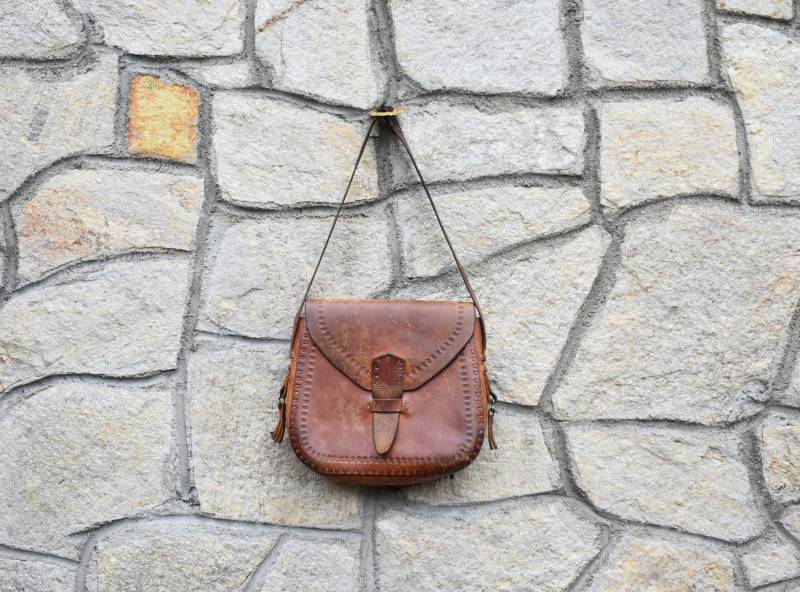 Vintage Braune Leder Umhängetasche Handgemachte 1960Er Jahre Handtasche von VintageShopEU