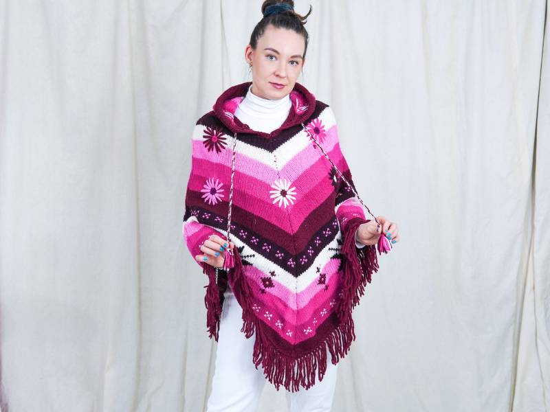Gestreifte Poncho Kapuzenpullover Fransen Burgunder Pullover S-L von VintageShopGertrude