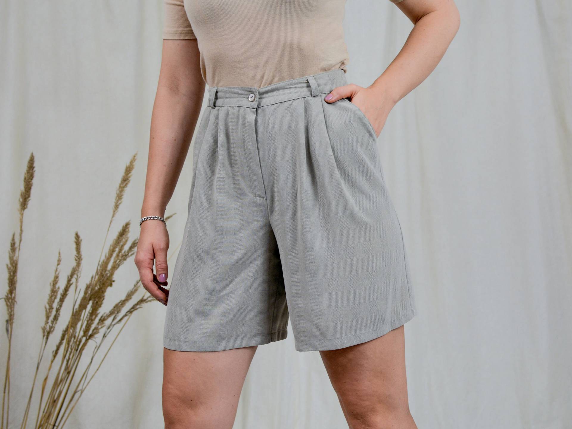 Grau Plissierte Shorts W28 Karierte Bermuda Vintage Super Hohe Taille 90Er Jahre Sommer Check Elegante Hose M Medium von VintageShopGertrude