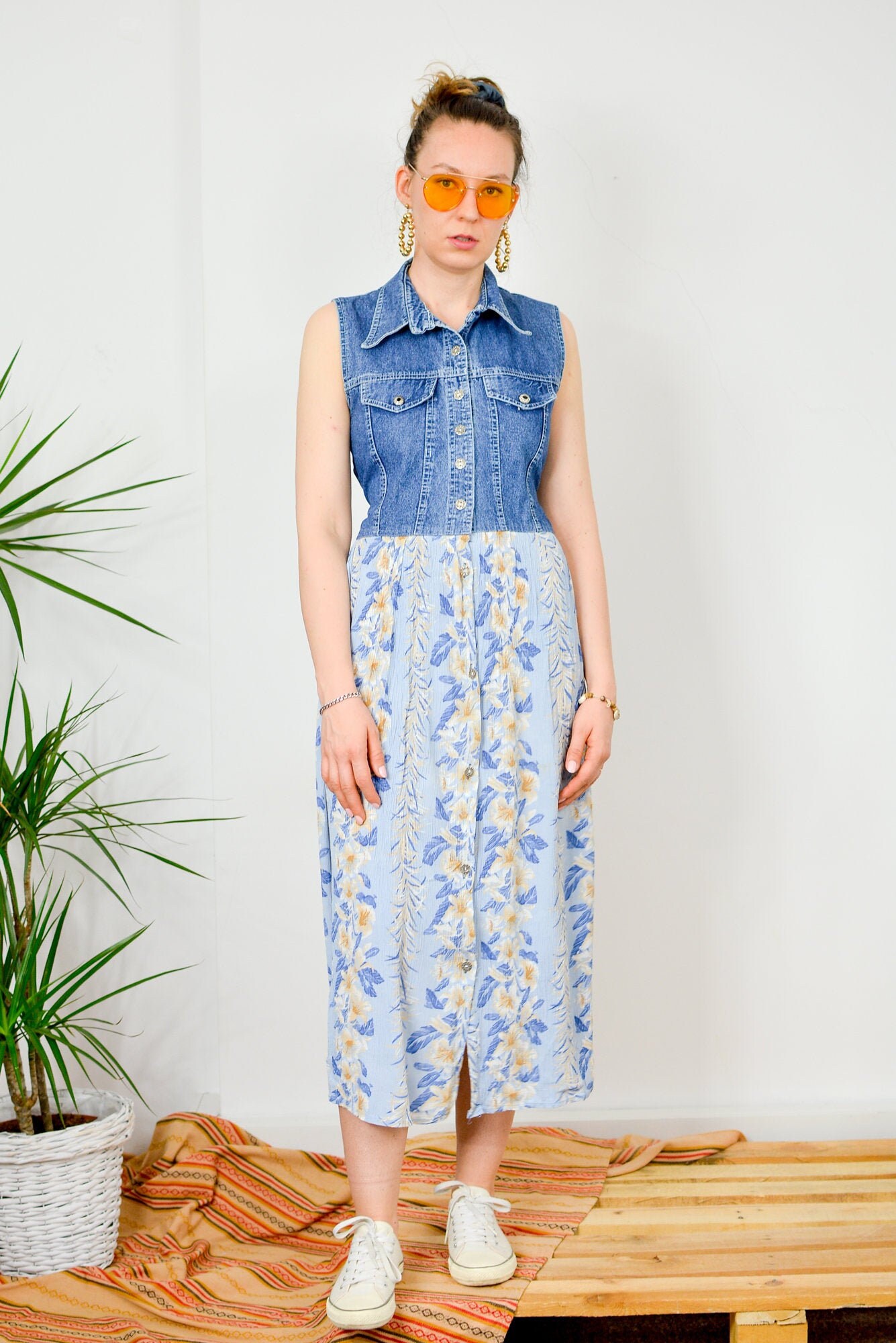 Knopf Bis Denim Kleid Vintage 90 Es Jeans Ärmellose Blumenschmuck Boden Rock Taschen Sommer Gebundene Taille Blau M Medium von VintageShopGertrude