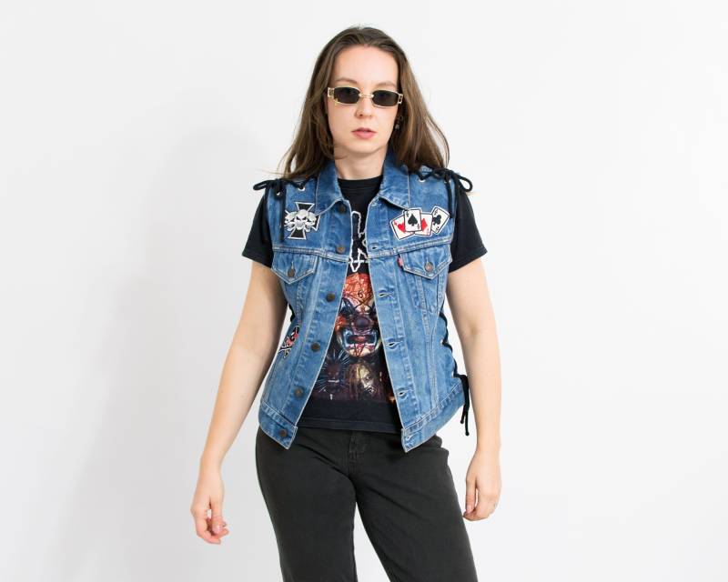 Levis Jeansweste Vintage Überarbeitet Denim Gepatcht Geschnürt Größe S/M von VintageShopGertrude