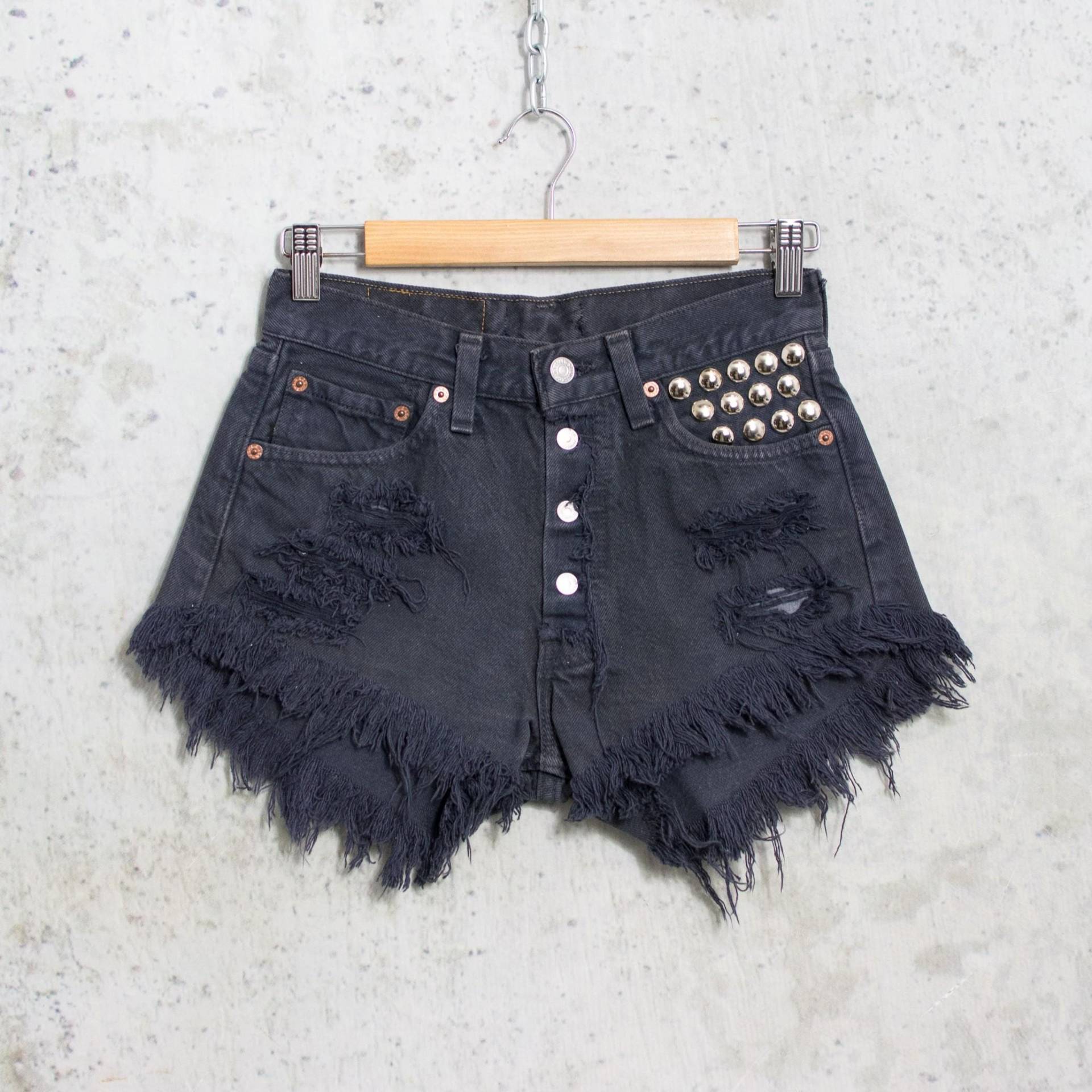 Vintage Levi's 501 Graue Cutoff Shorts | 90Er Jahre Distressed Denim Mit Nieten Damengröße W28 von VintageShopGertrude