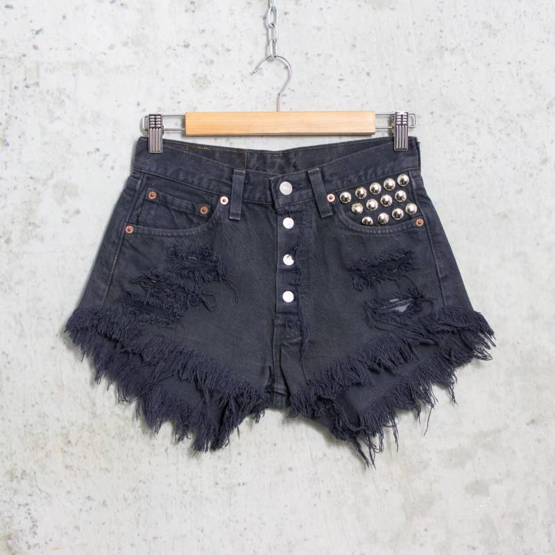 Vintage Levi's 501 Graue Cutoff Shorts | 90Er Jahre Distressed Denim Mit Nieten Damengröße W28 von VintageShopGertrude