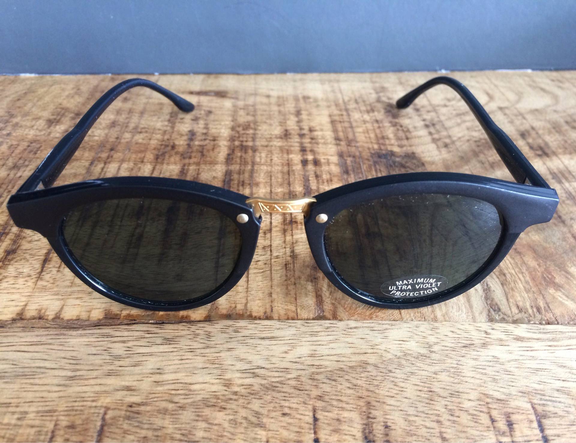 Vintage 1980S Sonnenbrille Matt-Glänzendes Schwarz Mit Goldenen Akzenten Vintage 1980S Sonnenbrille Matt-Glänzendes Schwarz Mit Goldenen Akzenten von VintageSilo