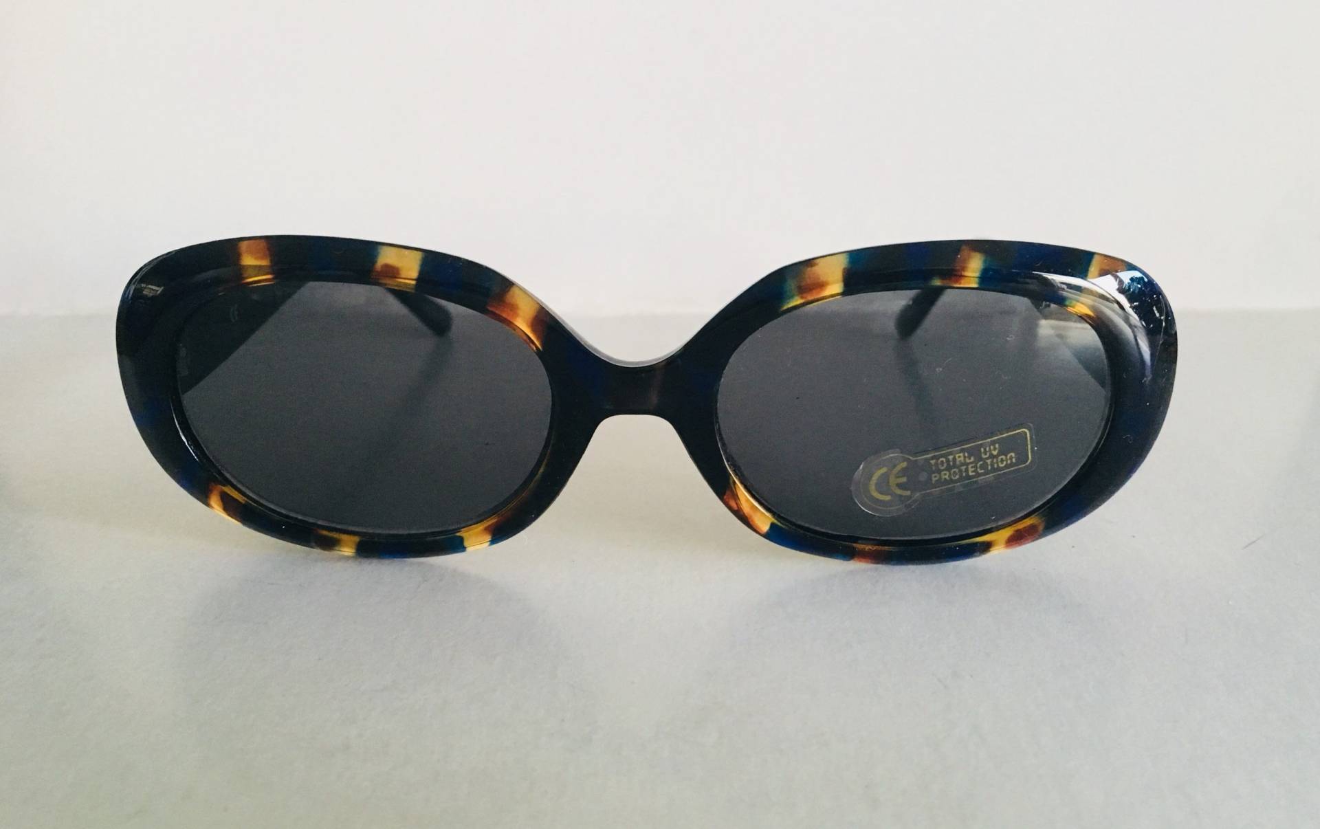 Vintage Abstrakte Durchscheinende Kaffeebraune Und Ultramarine Ovale Sonnenbrille Vintage Abstrakte Durchscheinende Kaffeebraune Und Ultramarine Ovale Sonnenbrille von VintageSilo