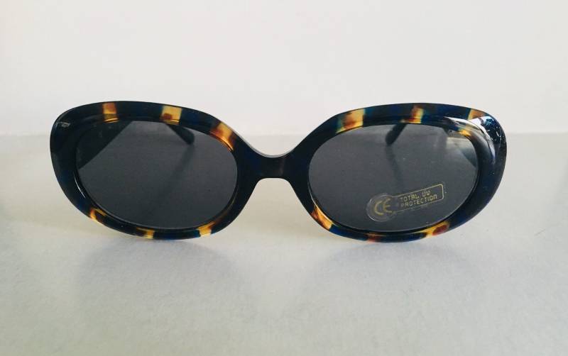 Vintage Abstrakte Durchscheinende Kaffeebraune Und Ultramarine Ovale Sonnenbrille Vintage Abstrakte Durchscheinende Kaffeebraune Und Ultramarine Ovale Sonnenbrille von VintageSilo