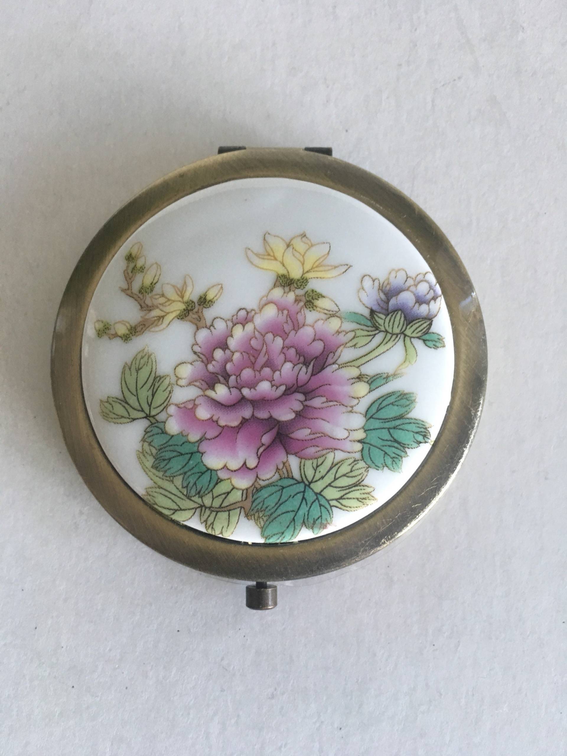 Vintage Blumen Dekor Auf Weiße Keramik Gebürstet Antik Messing Kompakten Spiegel Vintage Blumen Dekor Auf Weiße Keramik Gebürstet Antik Messing Kompakten Spiegel von VintageSilo
