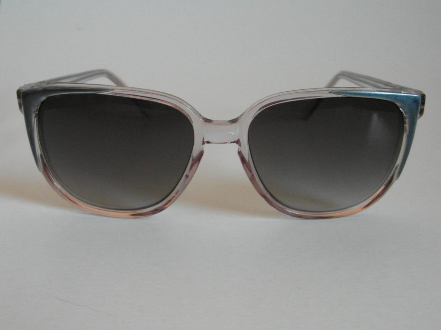 Vintage Crystal Clear & Metallic Blue Brows Rechteckige Sonnenbrille Vintage Crystal Clear & Metallic Blue Brows Rechteckige Sonnenbrille von VintageSilo