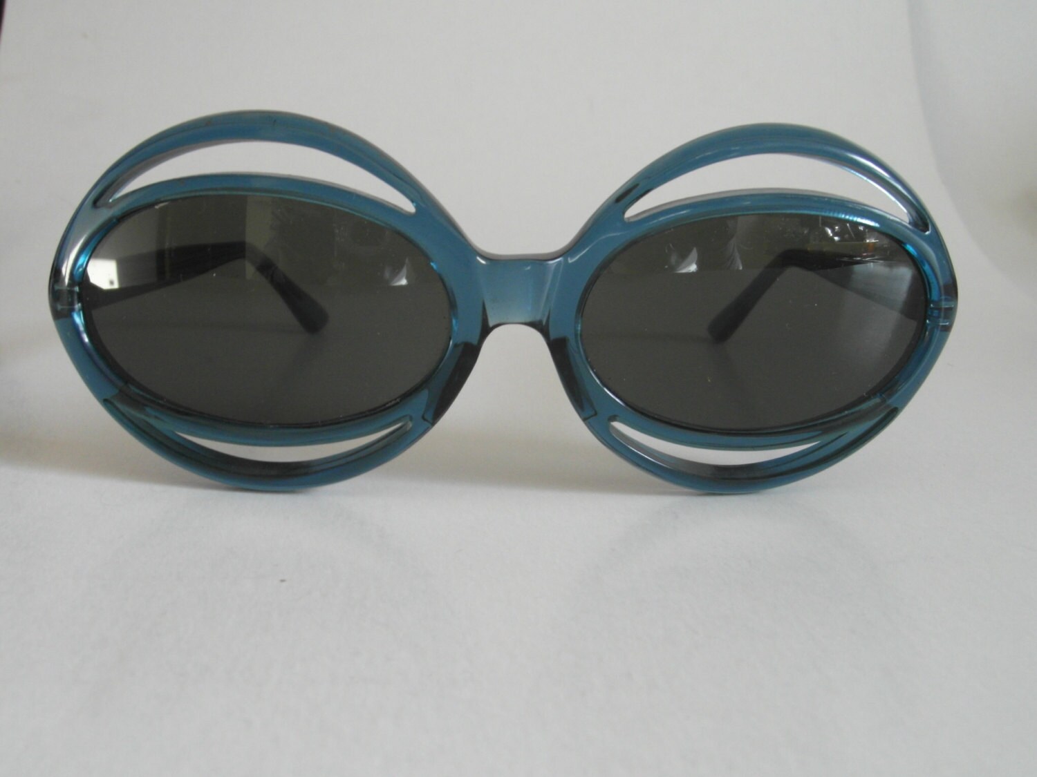 Vintage Durchscheinend Ozeanblau Oval Sonnenbrille Vintage Durchscheinend Ozeanblau Oval Sonnenbrille von VintageSilo