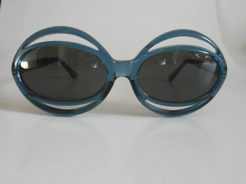 Vintage Durchscheinend Ozeanblau Oval Sonnenbrille Vintage Durchscheinend Ozeanblau Oval Sonnenbrille von VintageSilo