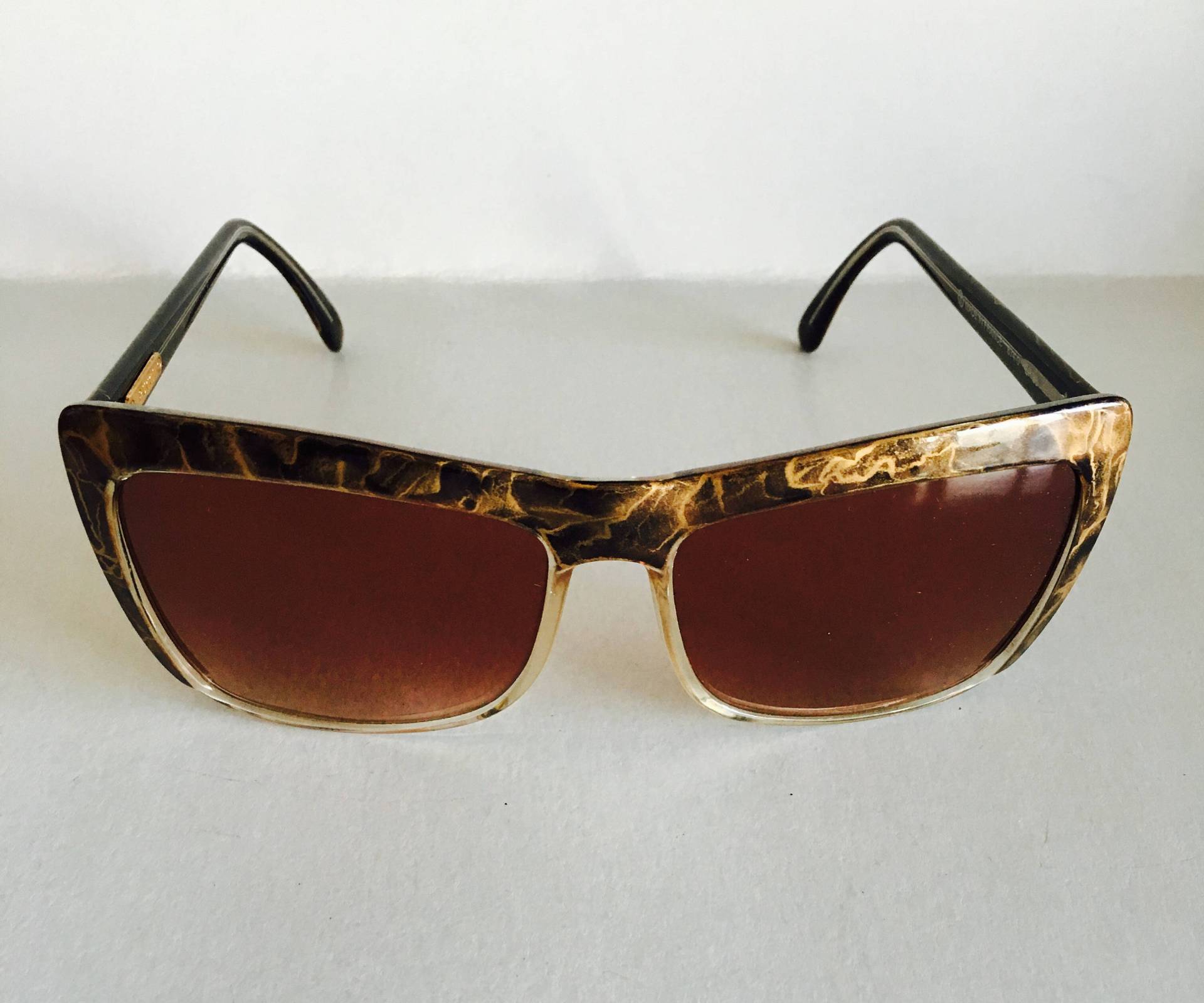 Vintage Emilio Pucci 874-0 Ep 38 Crystal Clear Und Messing & Schwarz Brow-Line Rechteckige Sonnenbrille Vintage Emilio Pucci 874-0 Ep 38 Crystal Clear Und Messing & Schwarz Brow-Line Rechteckige Sonnenbrille von VintageSilo