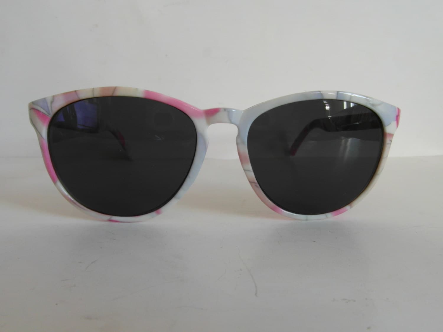 Vintage Flieder & Pink Auf Weiß Blumenmuster Keyhole Sonnenbrille Vintage Flieder & Pink Auf Weiß Blumenmuster Keyhole Sonnenbrille von VintageSilo