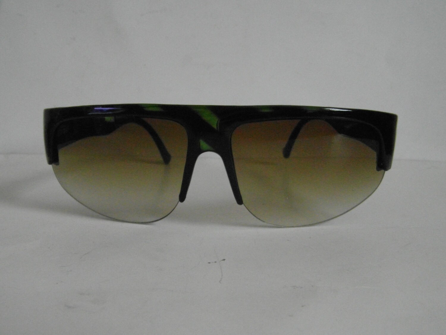 Vintage Gestreifte Transluzent Smaragdgrün & Schwarz Brow-Line Rocker Sonnenbrille Vintage Gestreifte Transluzent Smaragdgrün & Schwarz Brow-Line Rocker Sonnenbrille von VintageSilo