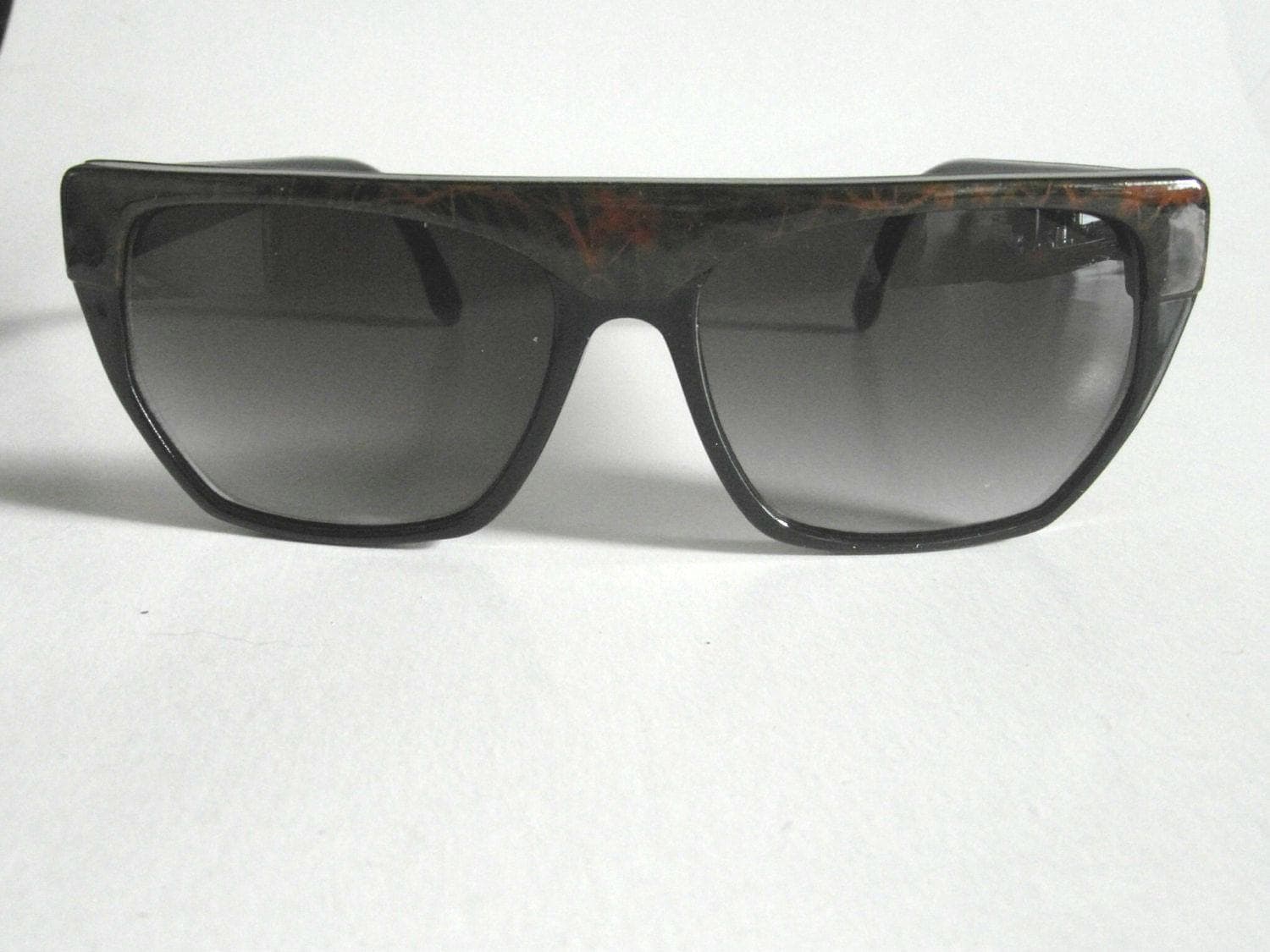 Vintage Glänzend Schwarz & Braun-Schwarz Marmor Browline Eckige Sonnenbrille von VintageSilo