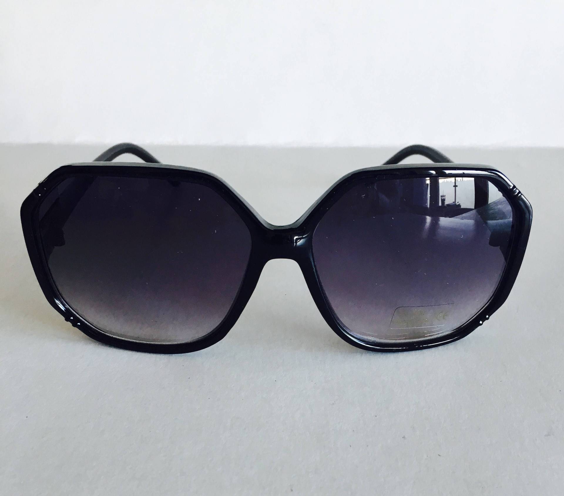 Vintage Glänzend Schwarze Sechseckige Sonnenbrille Vintage Glänzend Schwarze Sechseckige Sonnenbrille von VintageSilo