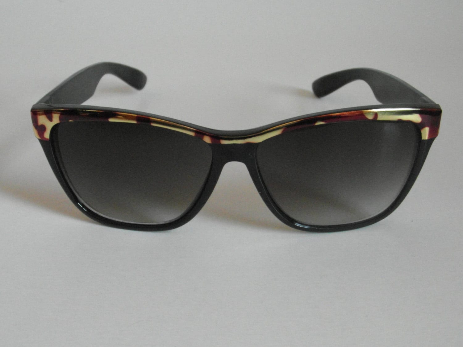 Vintage Glänzende Schwarz & Gelb Gold Schildpatt Brow-Line Rechteckige Sonnenbrille Vintage Glänzende Schwarz & Gelb Gold Schildpatt Brow-Line Rechteckige Sonnenbrille von VintageSilo